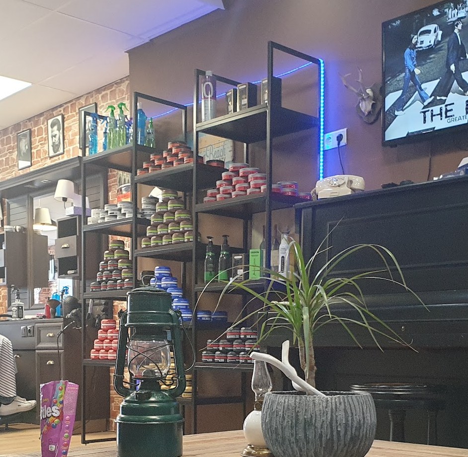 Kasten met haarproducten, een piano en een plant in de zaak